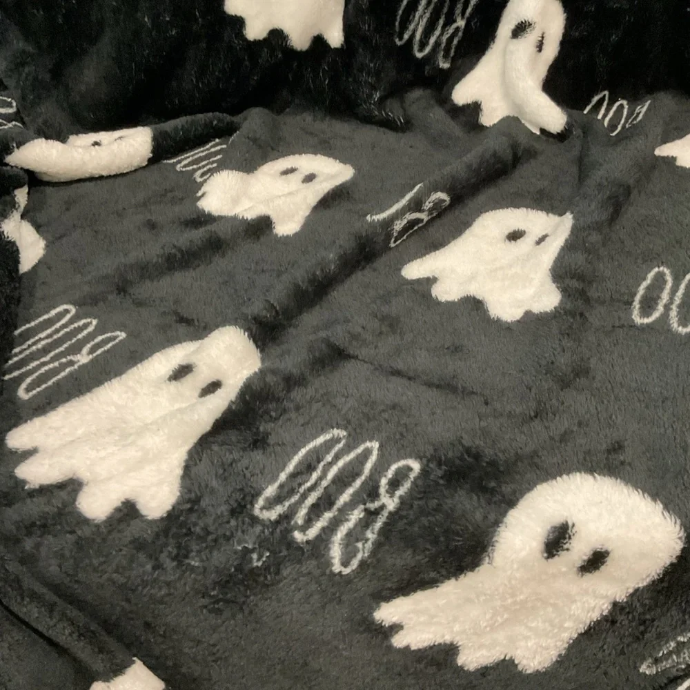 Artisan Black and White Ghost Blanket
